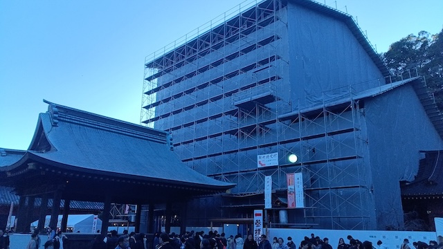 1月2日現在の静岡浅間神社の大拝殿。工事用のカバーに覆われているので、何も見えません。ちなみに、「だいはいでん」ではなく「おおはいでん」と読みます。